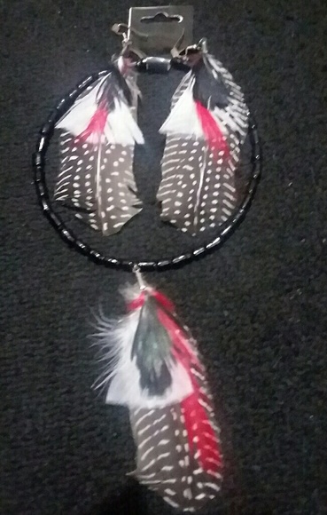 Black/white/red feathered jewelry set - Picture 1 of 2